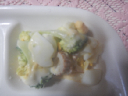 竹輪とゆで卵とブロッコリーの胡麻サラダ