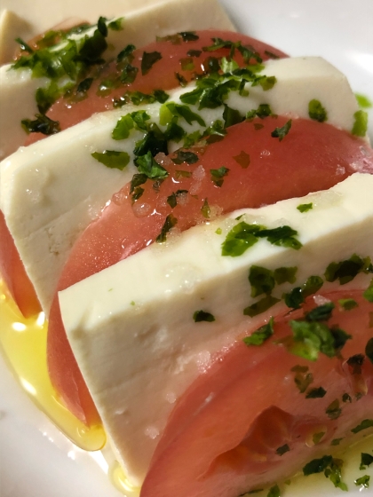 絹ごし豆腐で作った塩豆腐とトマトのカプレーゼ風