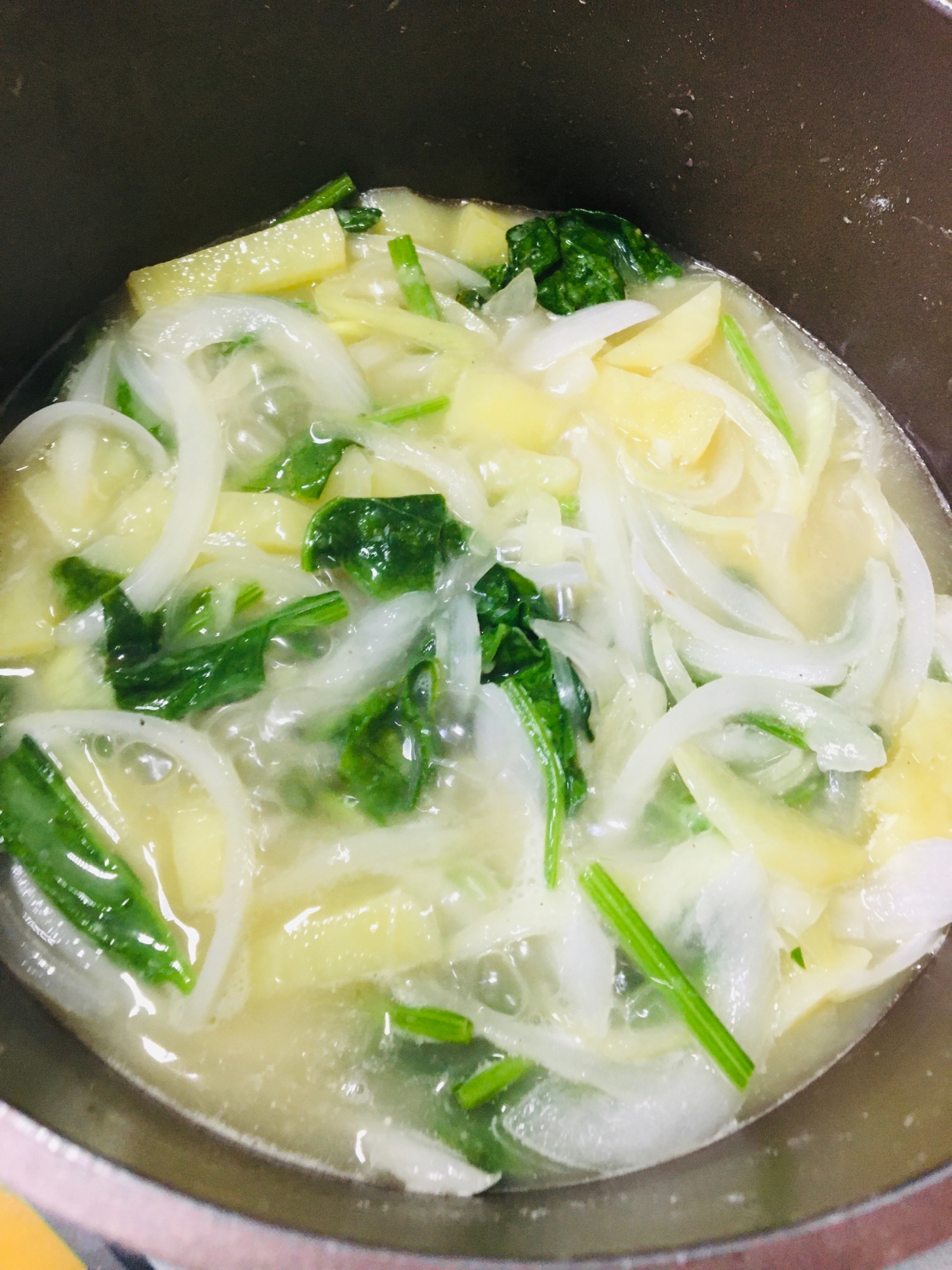 青梗菜と玉ねぎの中華スープ