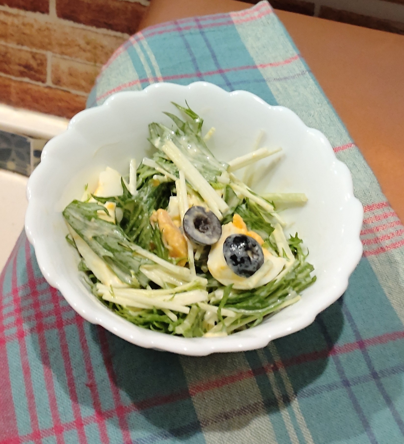 水菜と卵とブラックオリーブのサラダ