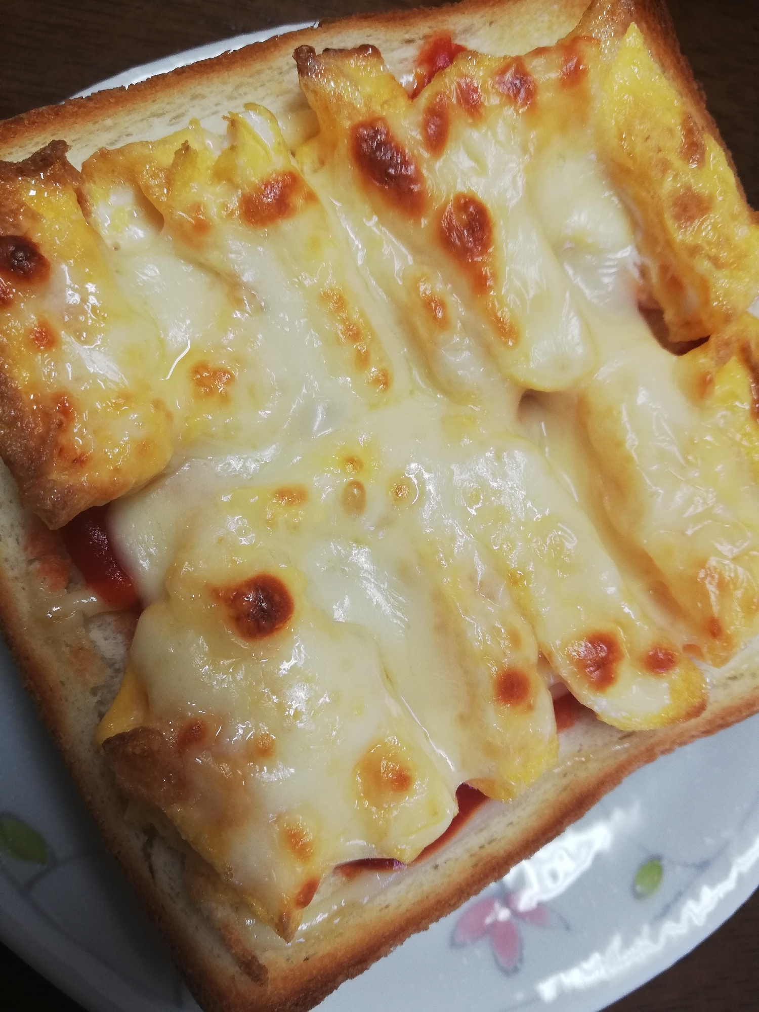 薄焼き卵とチーズのトースト