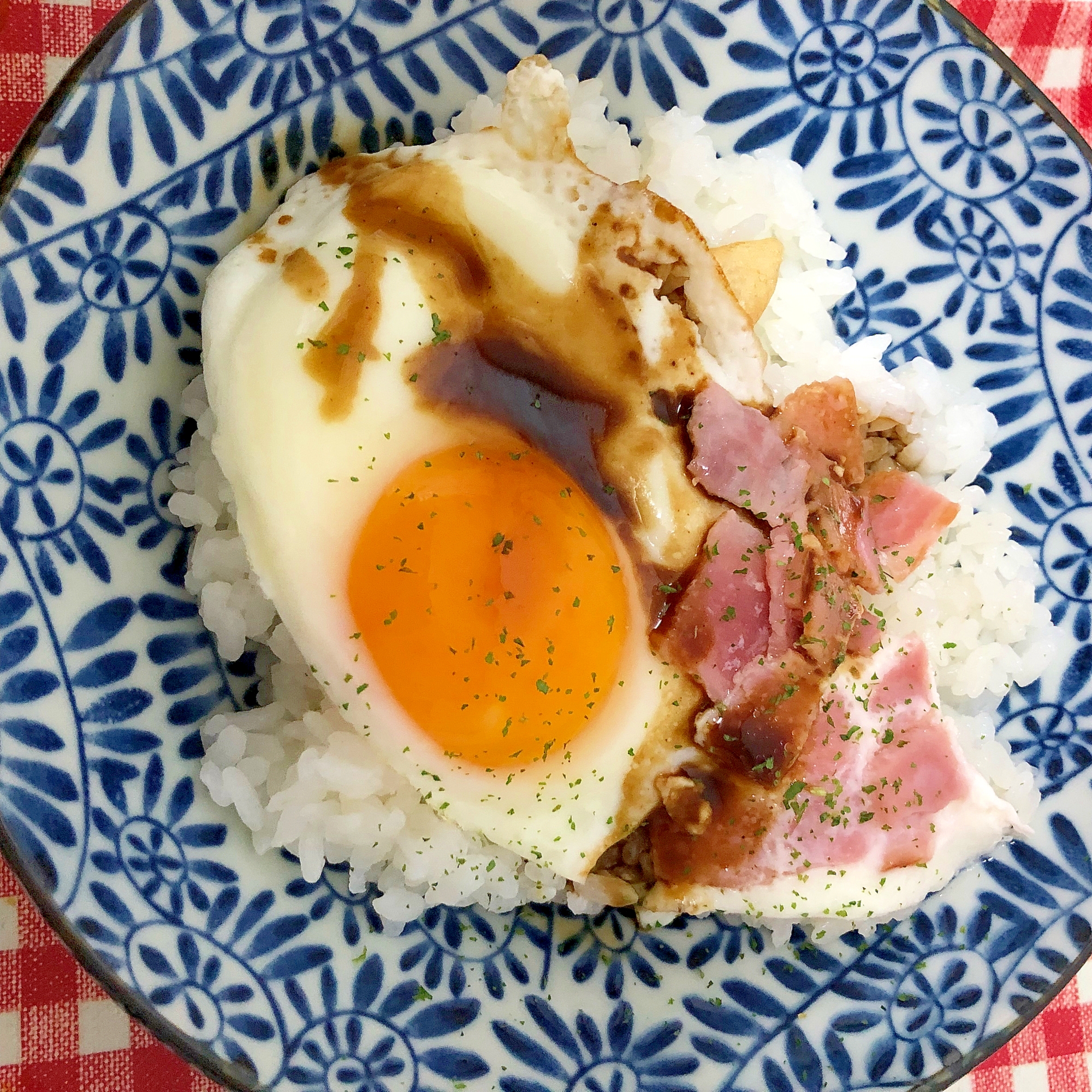 ベーコンと目玉焼きのご飯☆