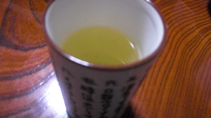 雨続きでちょっと寒いので、塩緑茶作ってみました。
甘いお菓子とよく合いますね。