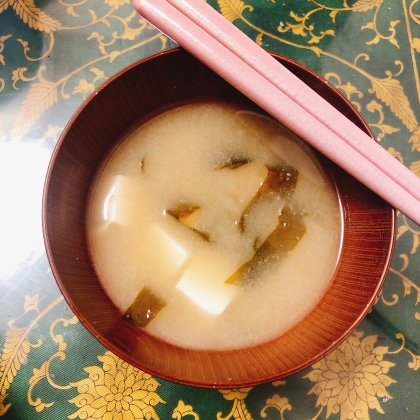 キャベツの茎の千切りとわかめと豆腐のお味噌汁