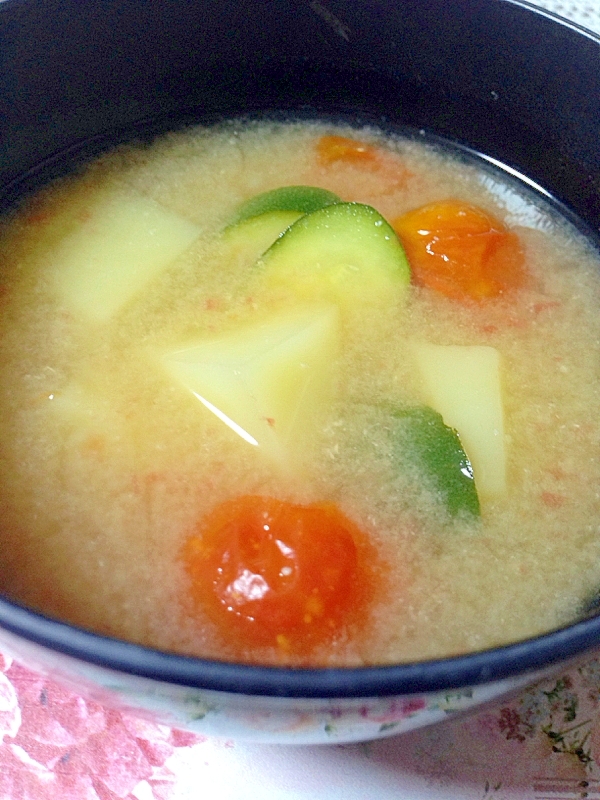 ズッキーニとじゃが芋とトマトの味噌汁