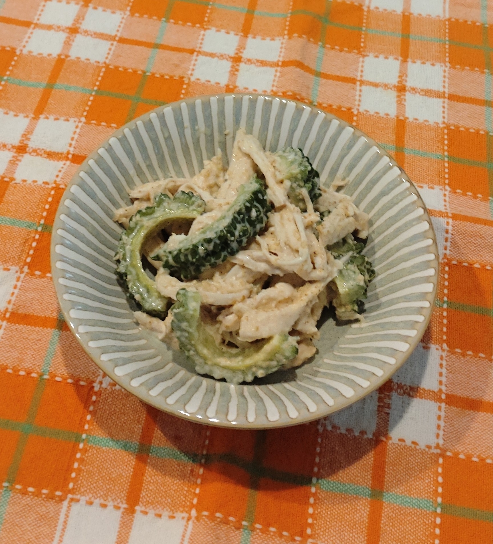 ゴーヤと蒸し鶏の胡麻クリーム和え