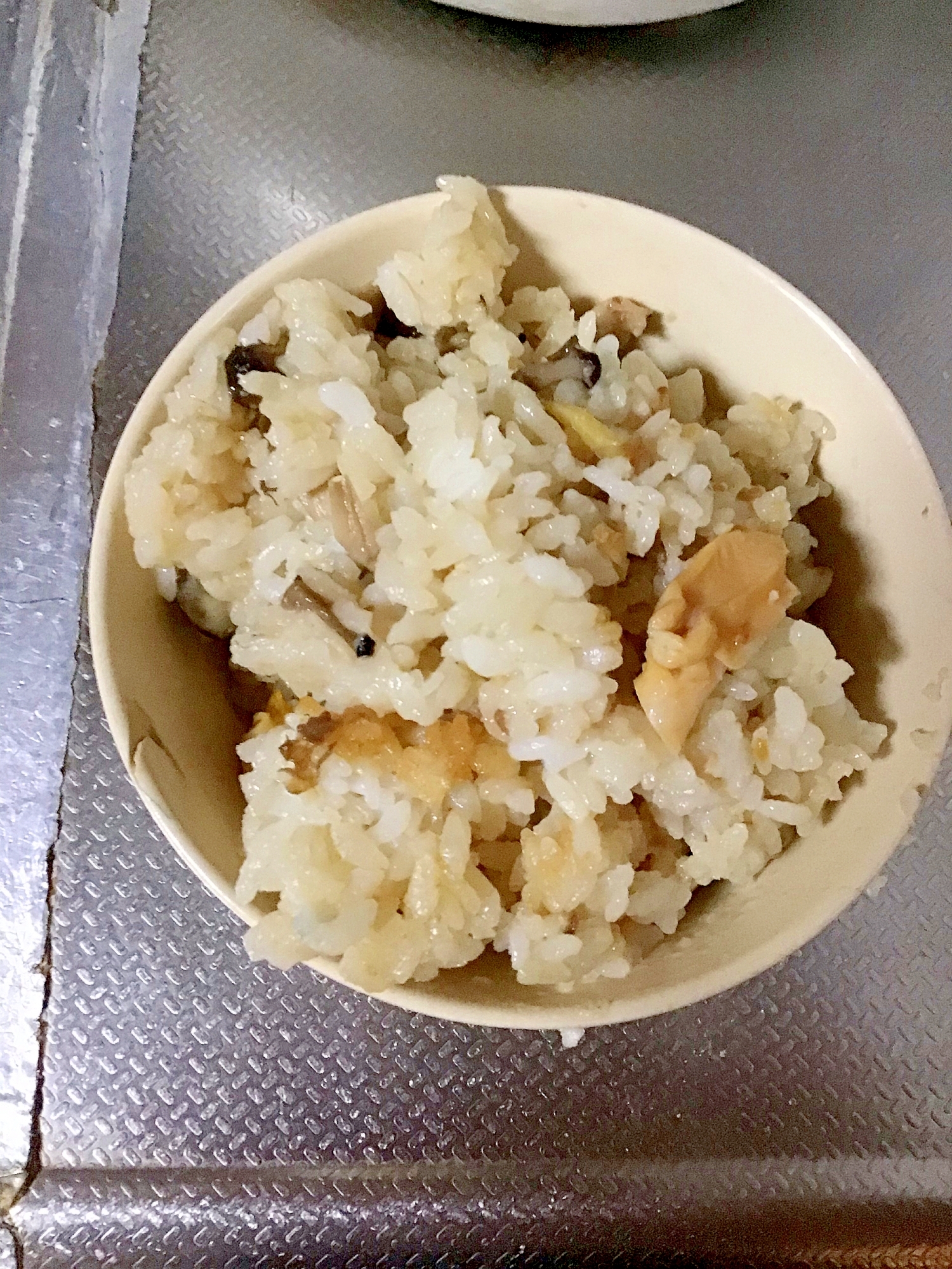 つぶ貝としめじの炊き込みご飯。