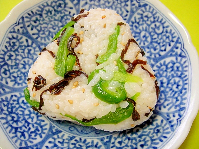 ピーマンと塩昆布のおにぎり