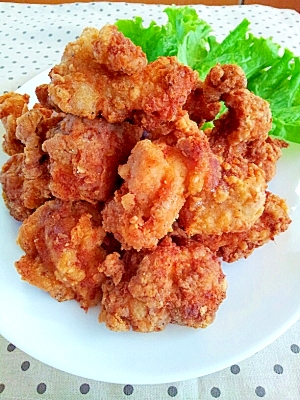 白い皿に盛り付けたフライドチキン