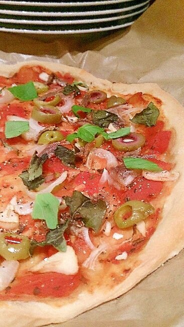 シンプルなアンチョビとオリーブのガーリックピザ。