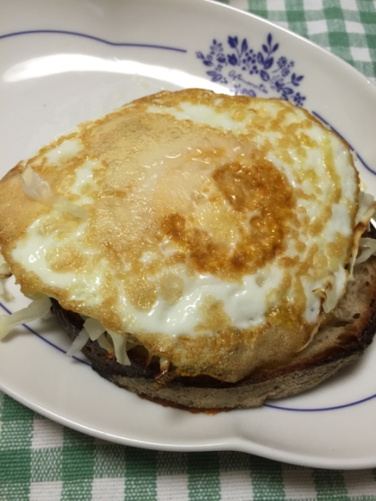 目玉焼きとキャベツのオープンサンド