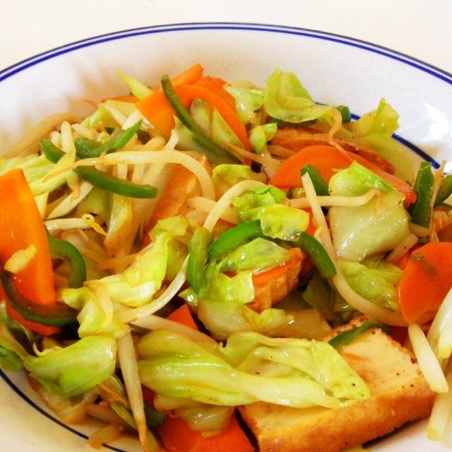 定番の味はコレ！ キャベツともやしの野菜炒め