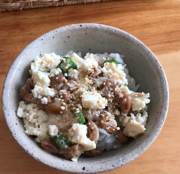 オクラとしらすのすりごま豆腐納豆丼