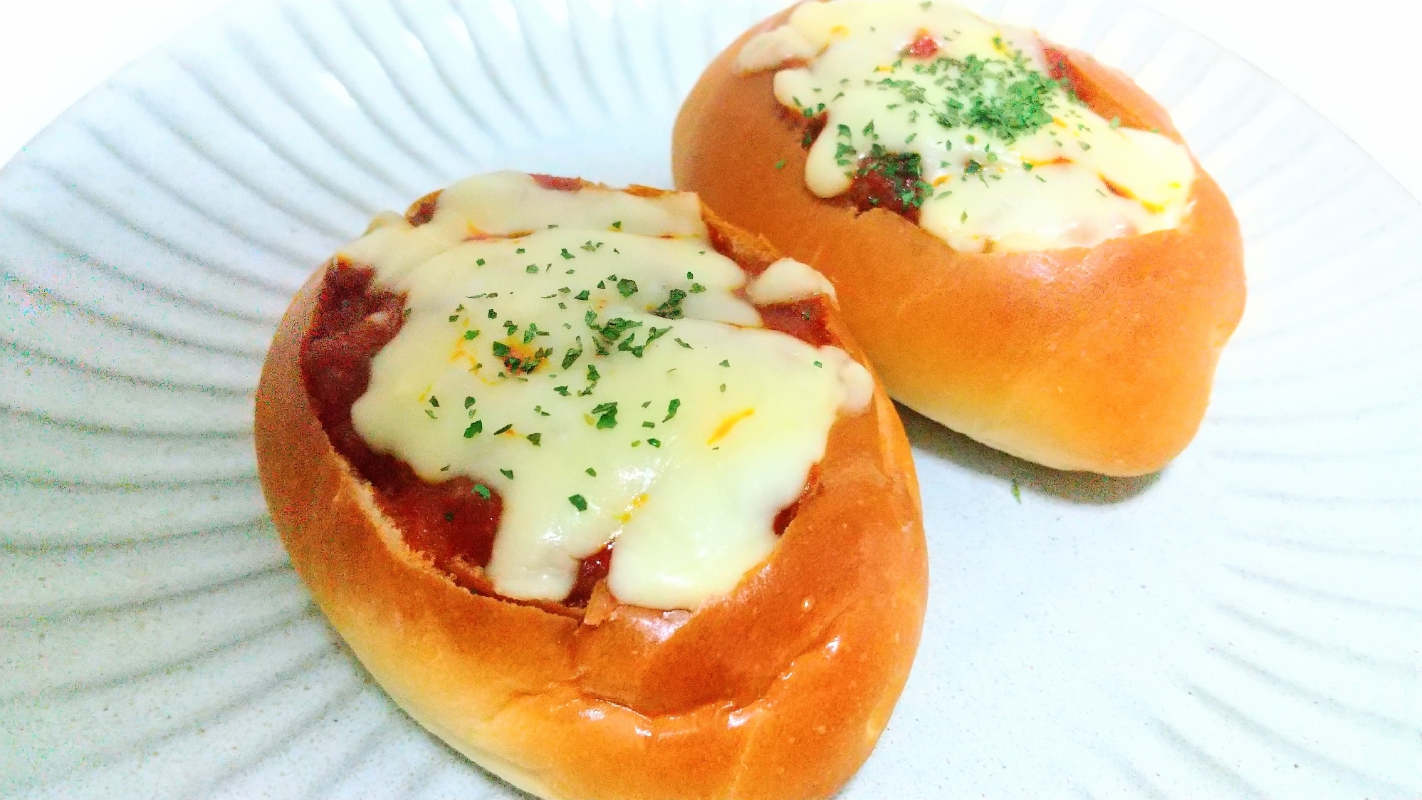 チーズミートソースインロールパン