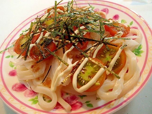 玉ねぎとプチトマトの冷やしサラダうどん♬