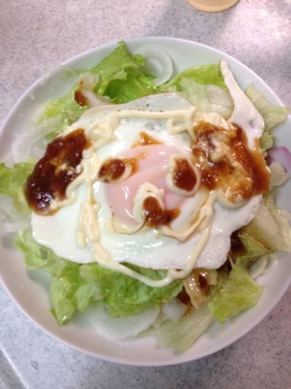 目玉焼きとレタスのソースマヨサラダ