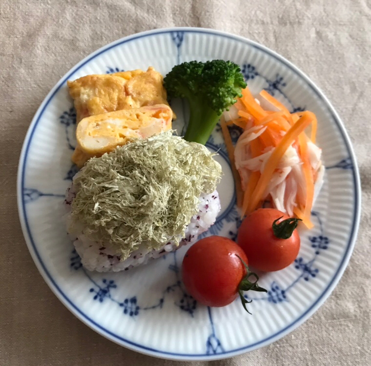 とろろ昆布のせゆかりおむすびの朝ごはんプレート