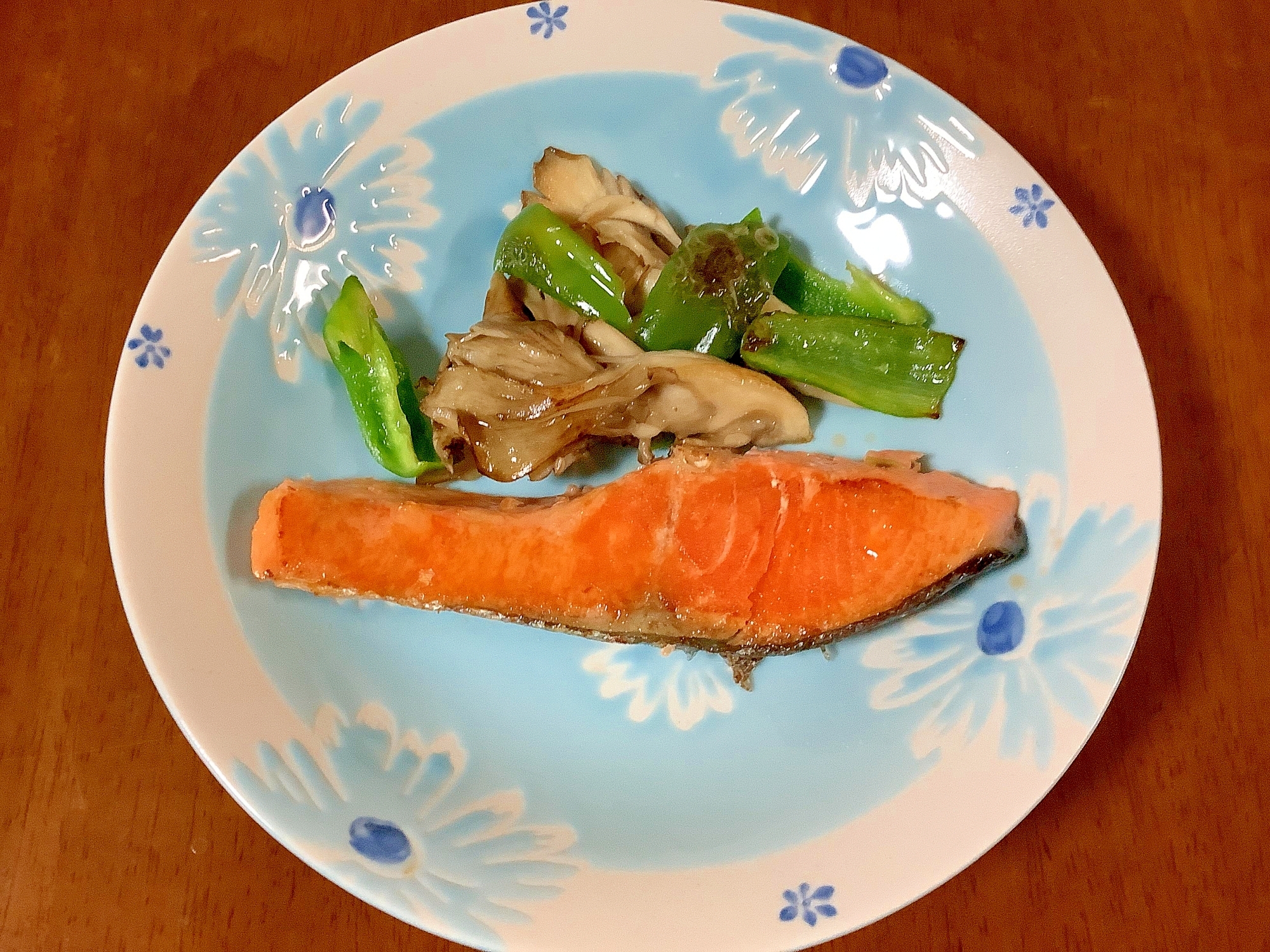 焼き鮭と野菜の付け合わせ