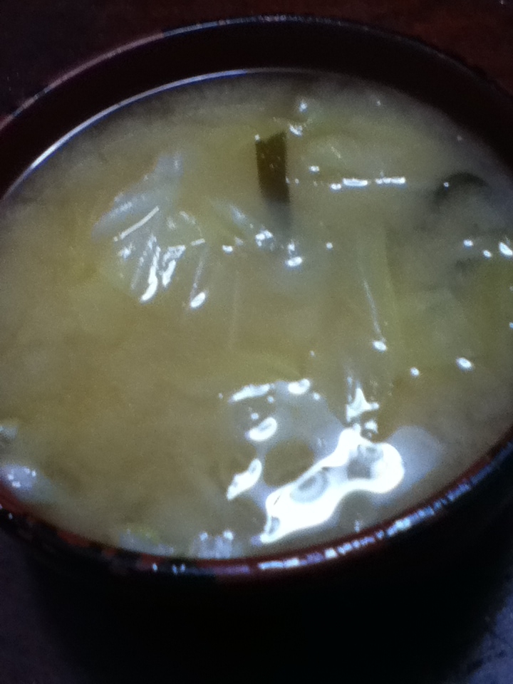キャベツと生姜と昆布の味噌汁