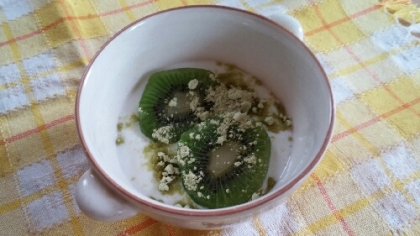 こんにちは♪
朝食に頂きました♪私の地元青森は、きな粉と言ったら、緑色のうぐいすきな粉が主流です(^_^)緑色が綺麗でとっても美味しかったです♪ごちさま☆