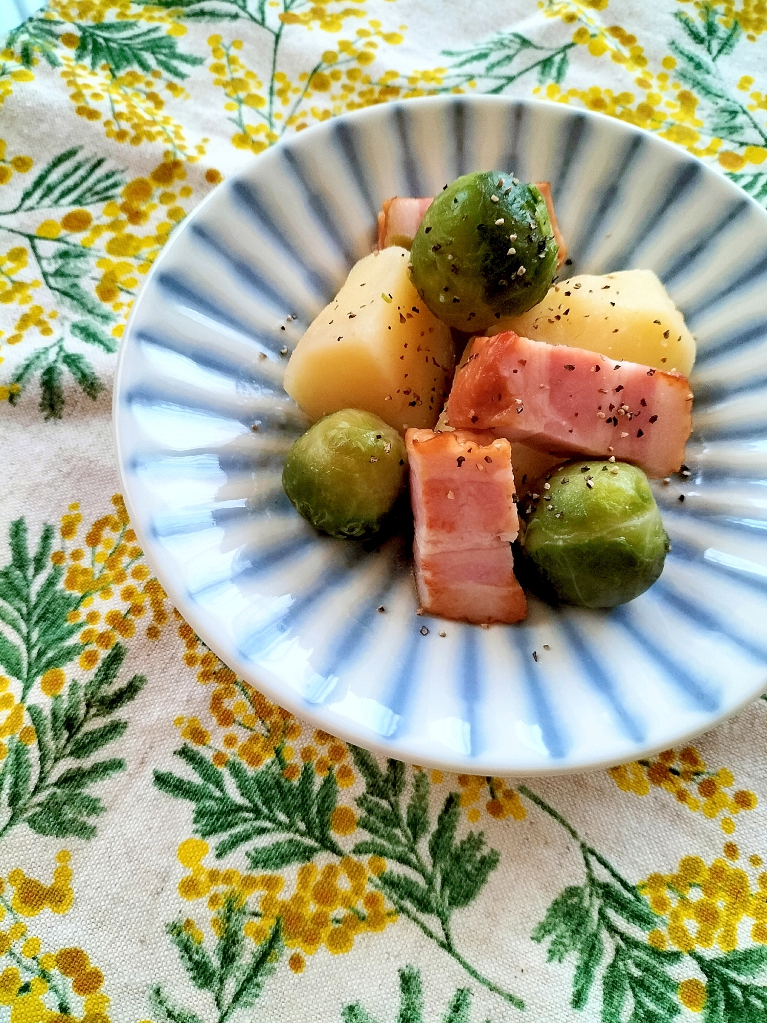 じゃがいもと厚切りベーコンの塩煮♩