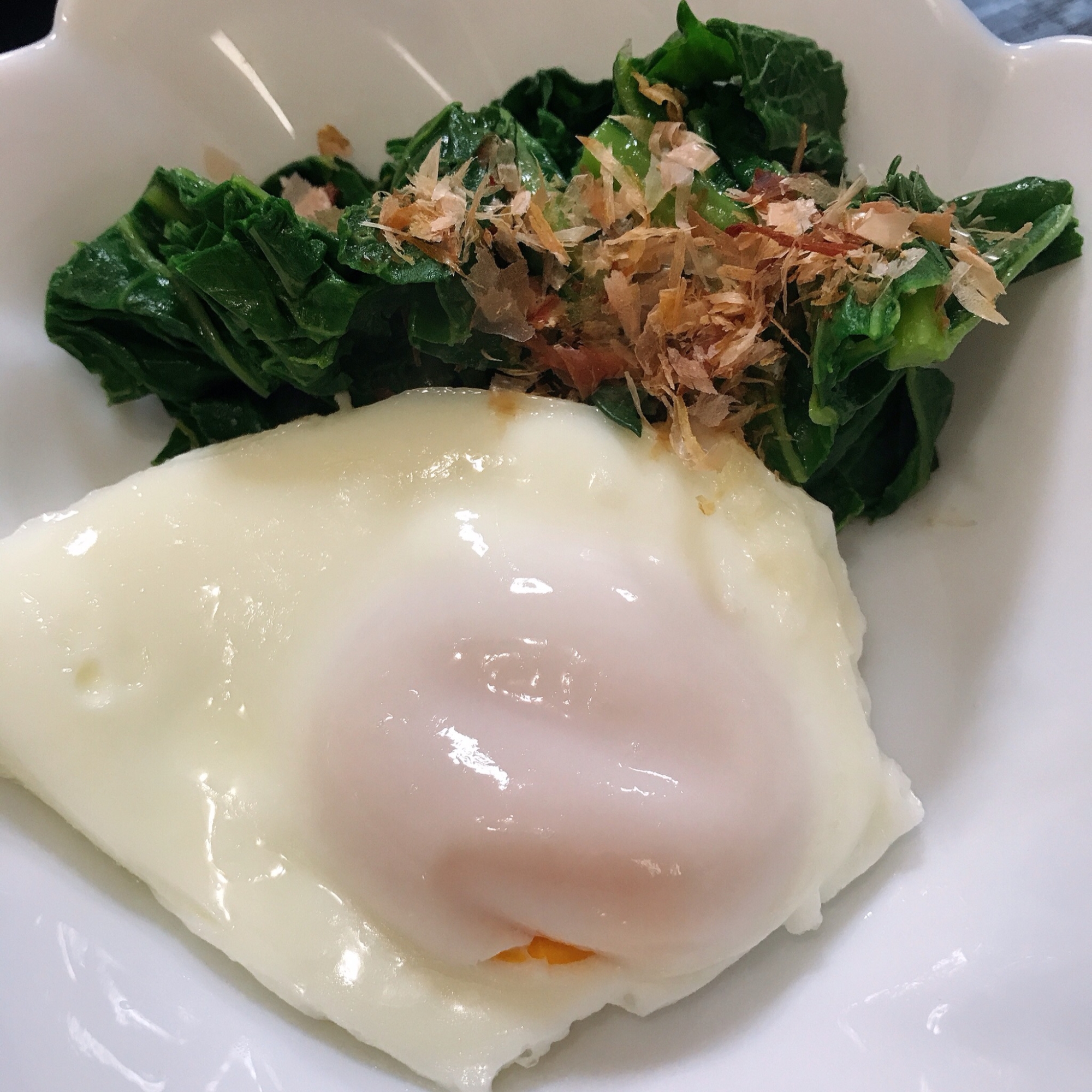 ほうれん草のおひたしと目玉焼きのワンプレート