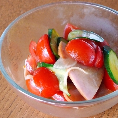 玉ねぎと残っていたハムも投入しました。
あれこれ調味料の必要なマリネがポン酢とごま油だけでできるなんてちょっと驚き、しかも美味。いろいろアレンジして楽しみます♪