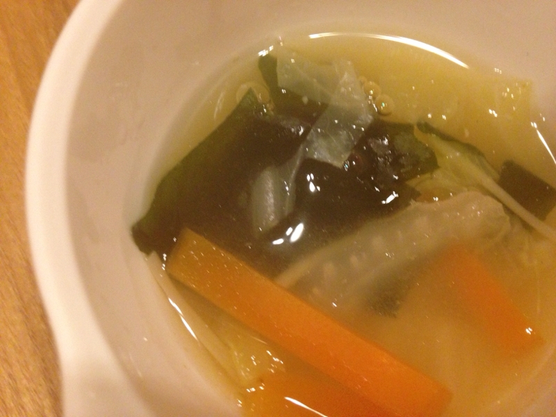 白菜と人参とわかめとえのきのコンソメスープ