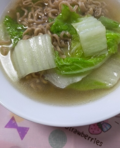 鍋で白菜入りインスタントラーメン