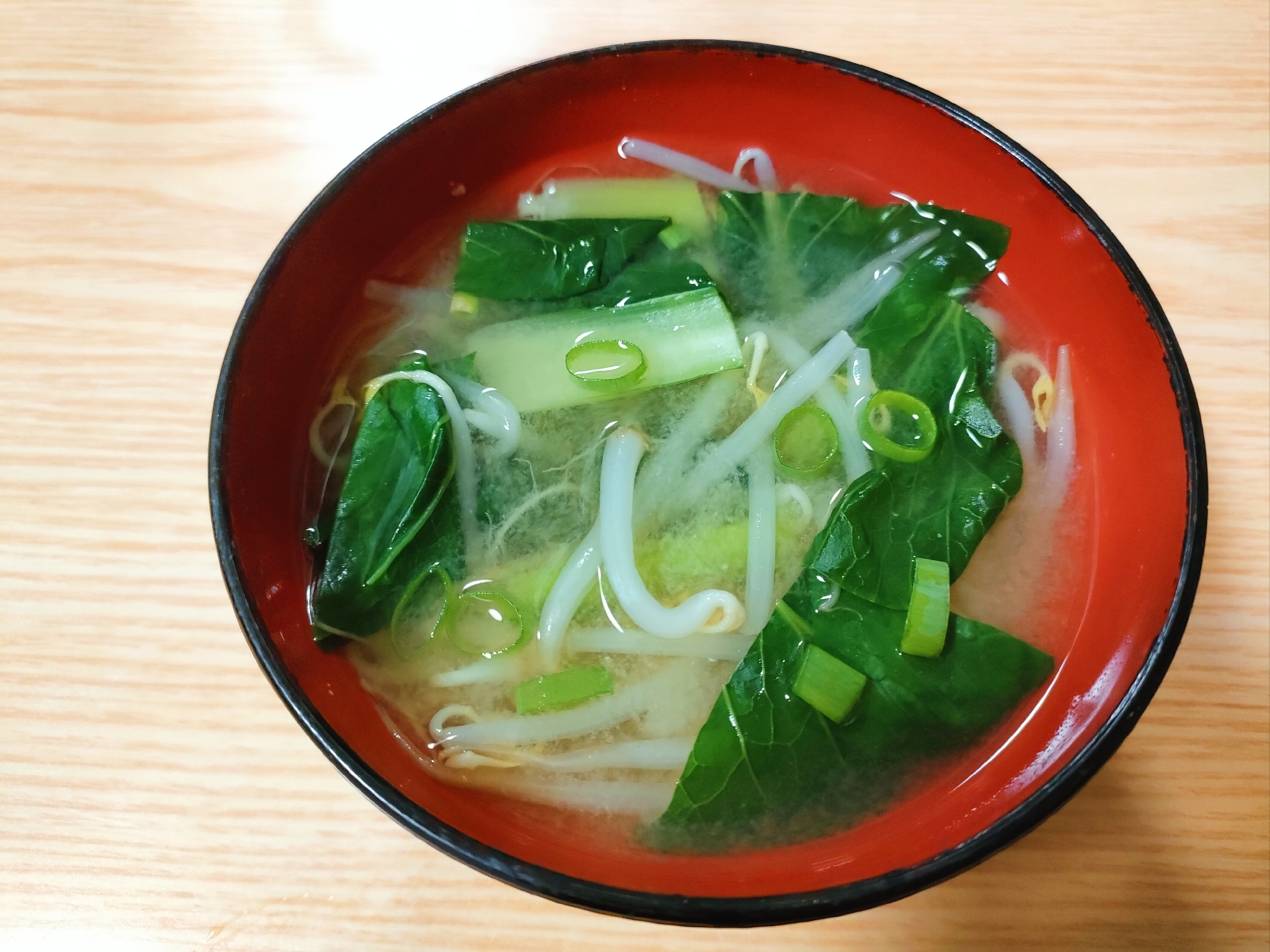 もやしと小松菜と小ねぎの味噌汁