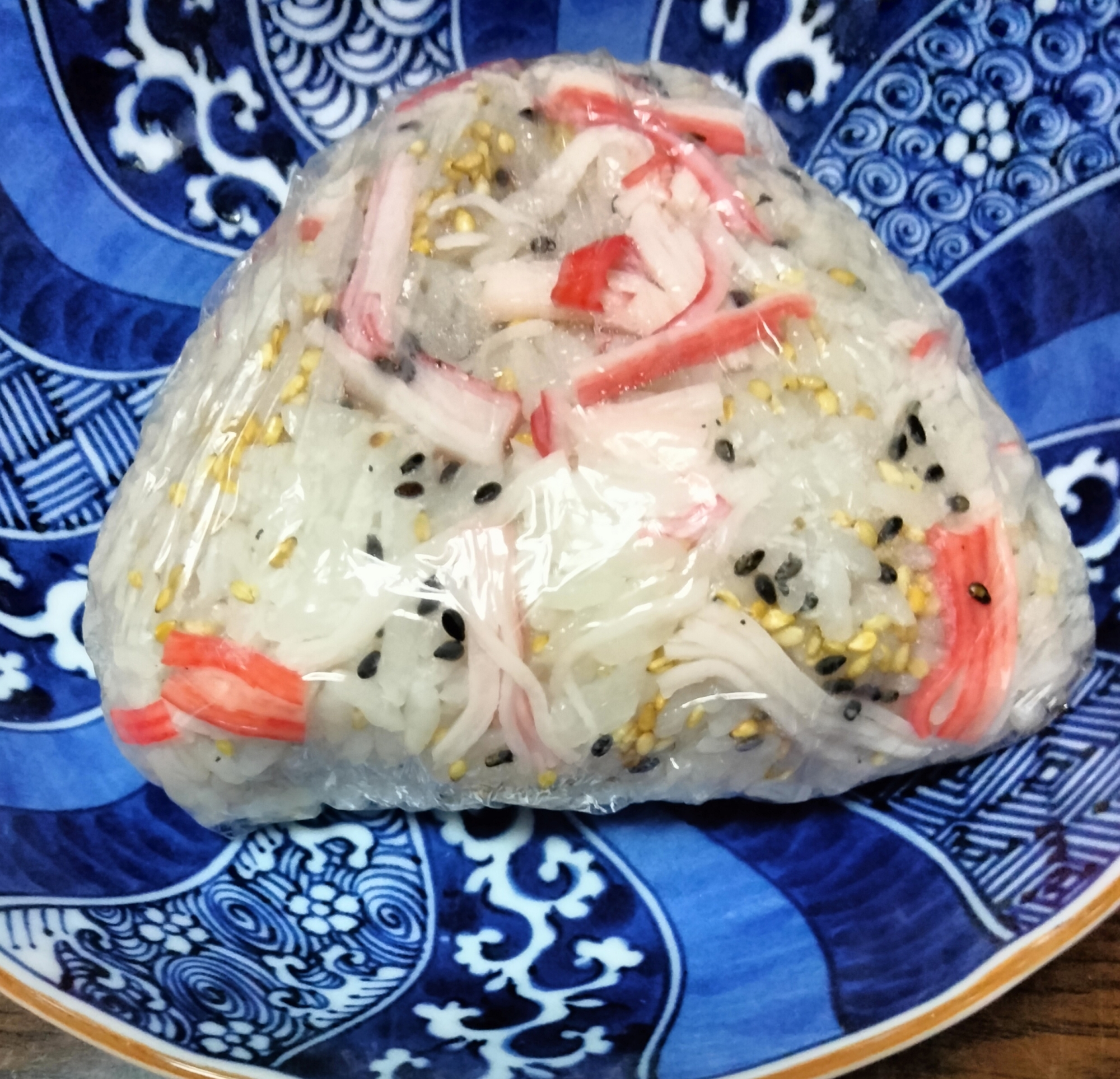 雑穀ごはんおにぎり カニカマ黒ごま白ごま
