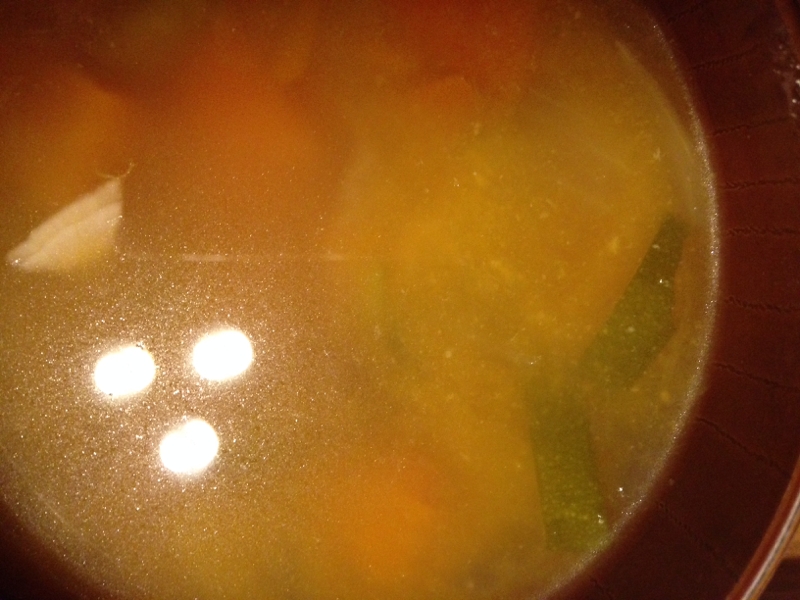 ズッキーニとコリンキーの味噌コンソメスープ
