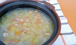 土鍋でほっこり♪たっぷり野菜のやさしいスープ