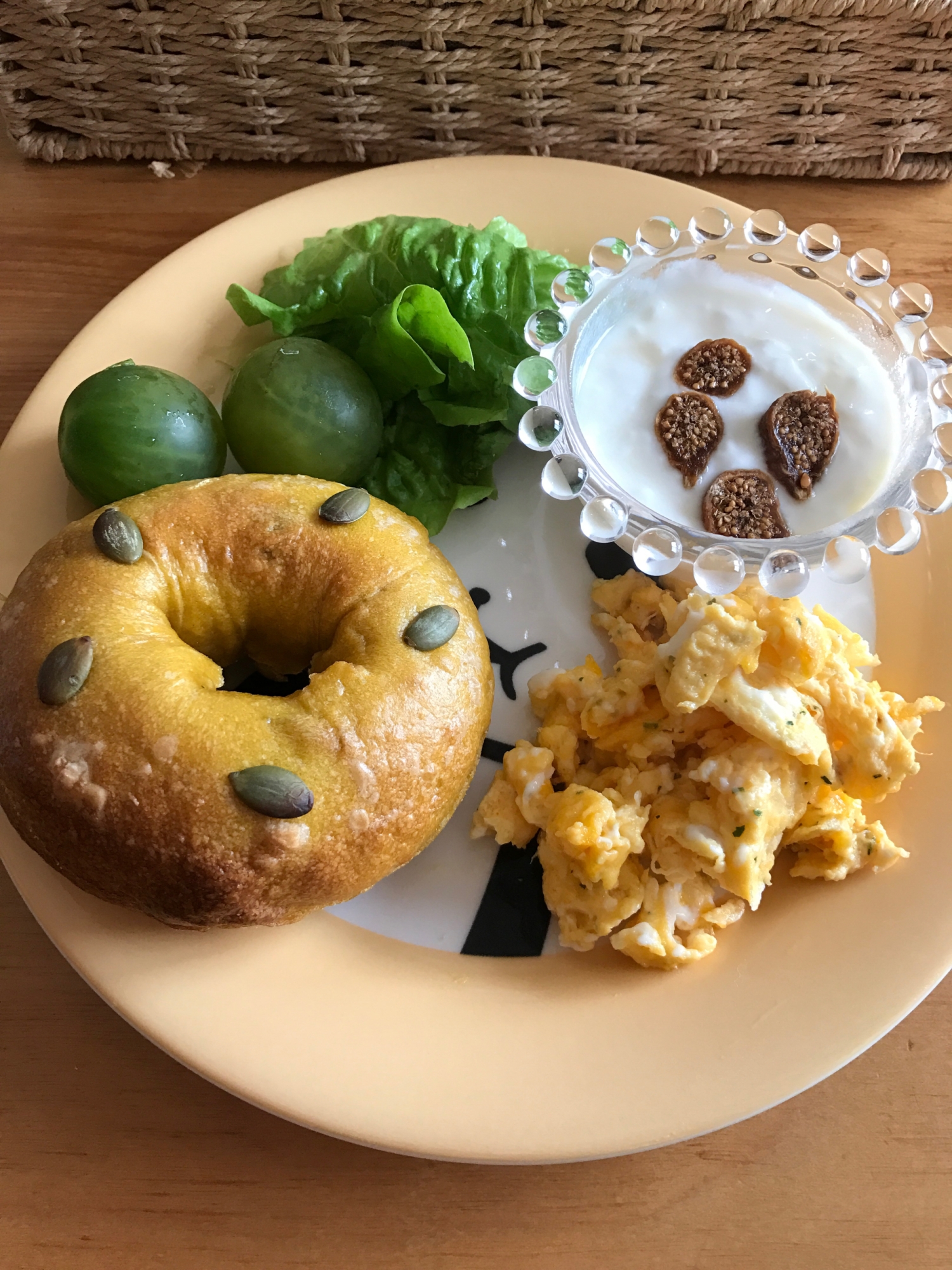 ベーグルと炒り卵、イチジクヨーグルトの朝ごはん