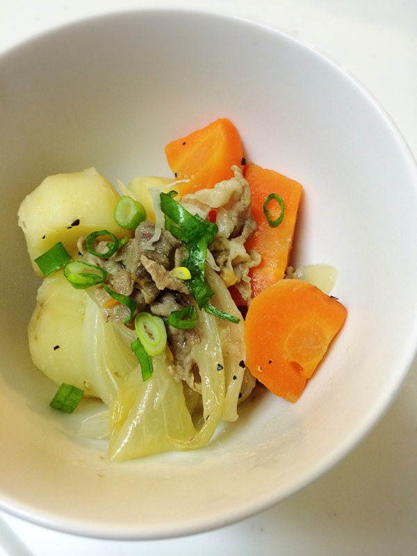 豚肉と鶏ガラスープの素で 塩肉じゃが レシピ 作り方 By Ajisai624 楽天レシピ