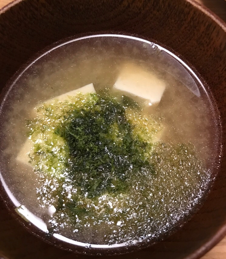 生姜とごま油風味の絹豆腐と焼きばら海苔の味噌汁