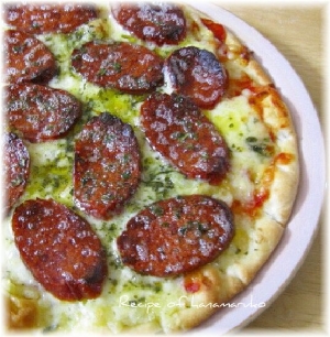 あっこさんのピザ生地でチーズとサラミの簡単ピザ！