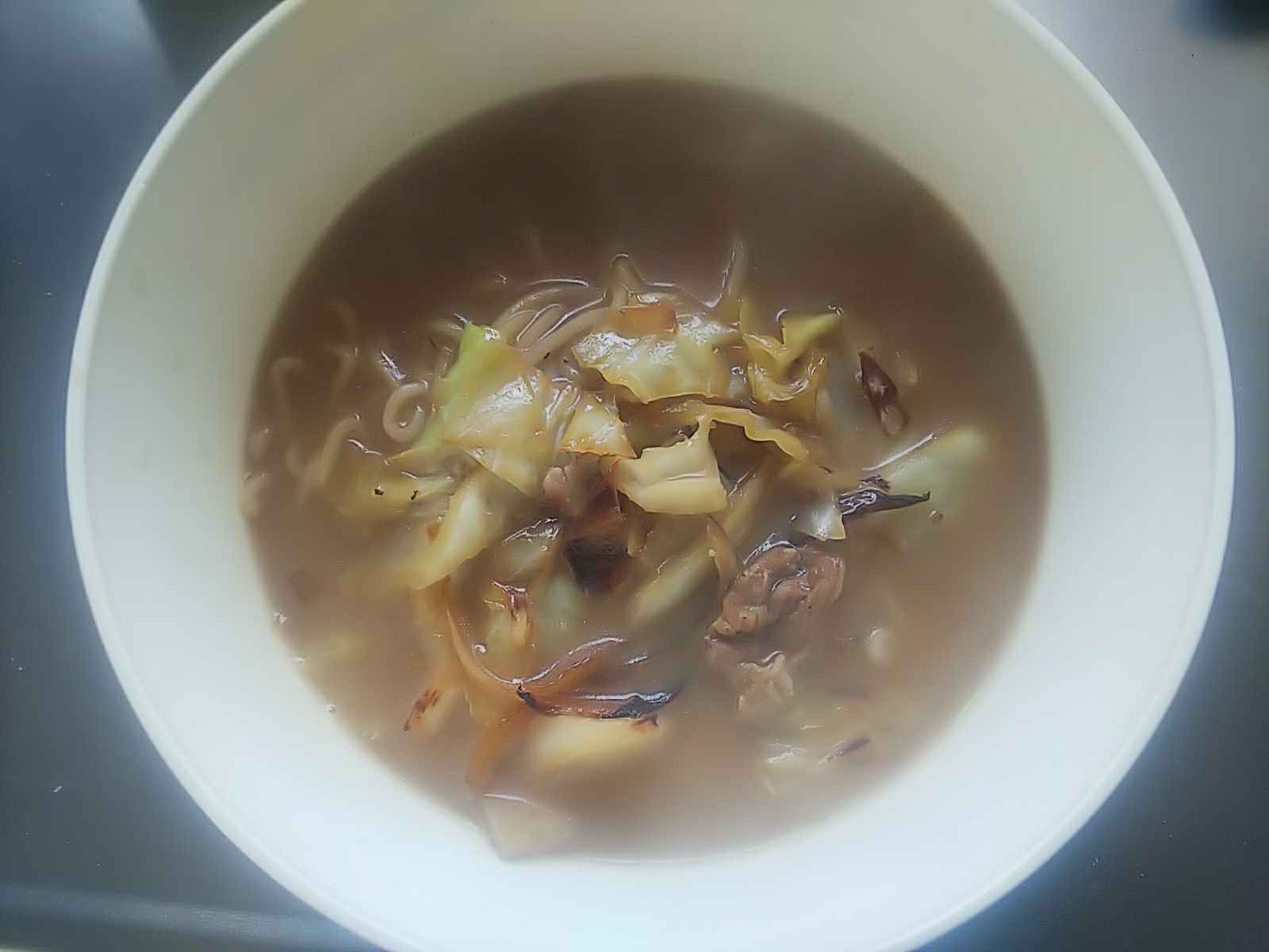 野菜炒め入り、うちのとんこつ醤油風ラーメン