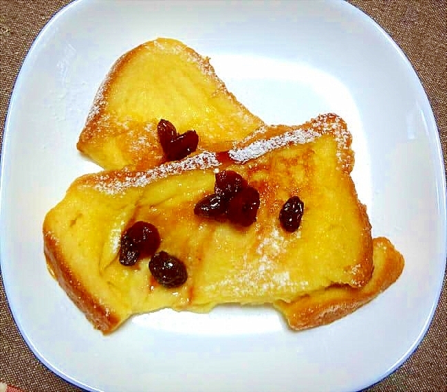 フレンチトーストに洋酒漬けドライフルーツを添えて