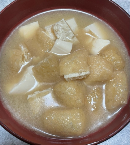 絹ごし豆腐・生わかめ・油揚げの味噌汁（昆布だし）