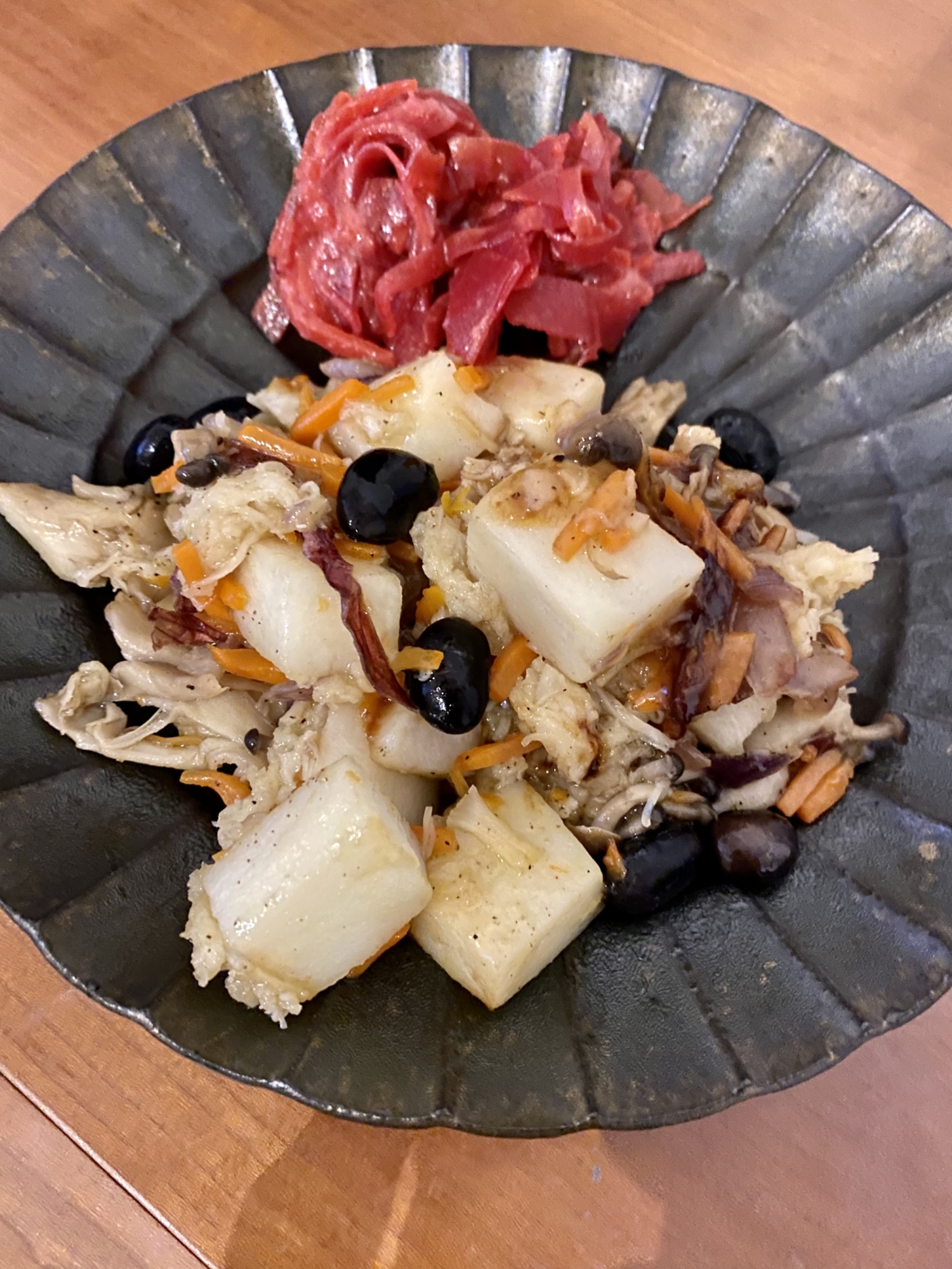 ホタテ缶の旨味たっぷり！きのこと山芋の炒め物