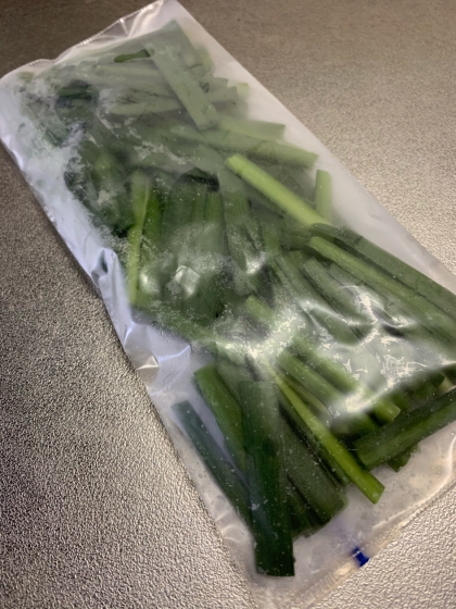 1/2袋分しかなかったので
そのまま袋に入れて冷凍しました

冷凍すると塊になりがちなのが
ニラだとパラパラしてて
びっくりしました