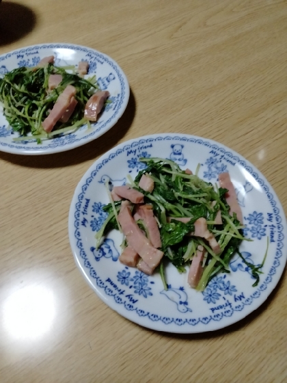 男性です。
水菜がたくさん育って来たので作りました。
焼いたら水菜は小さくなってしまうんですね。
次回は、もっとたくさん水菜を取って来て作ります。