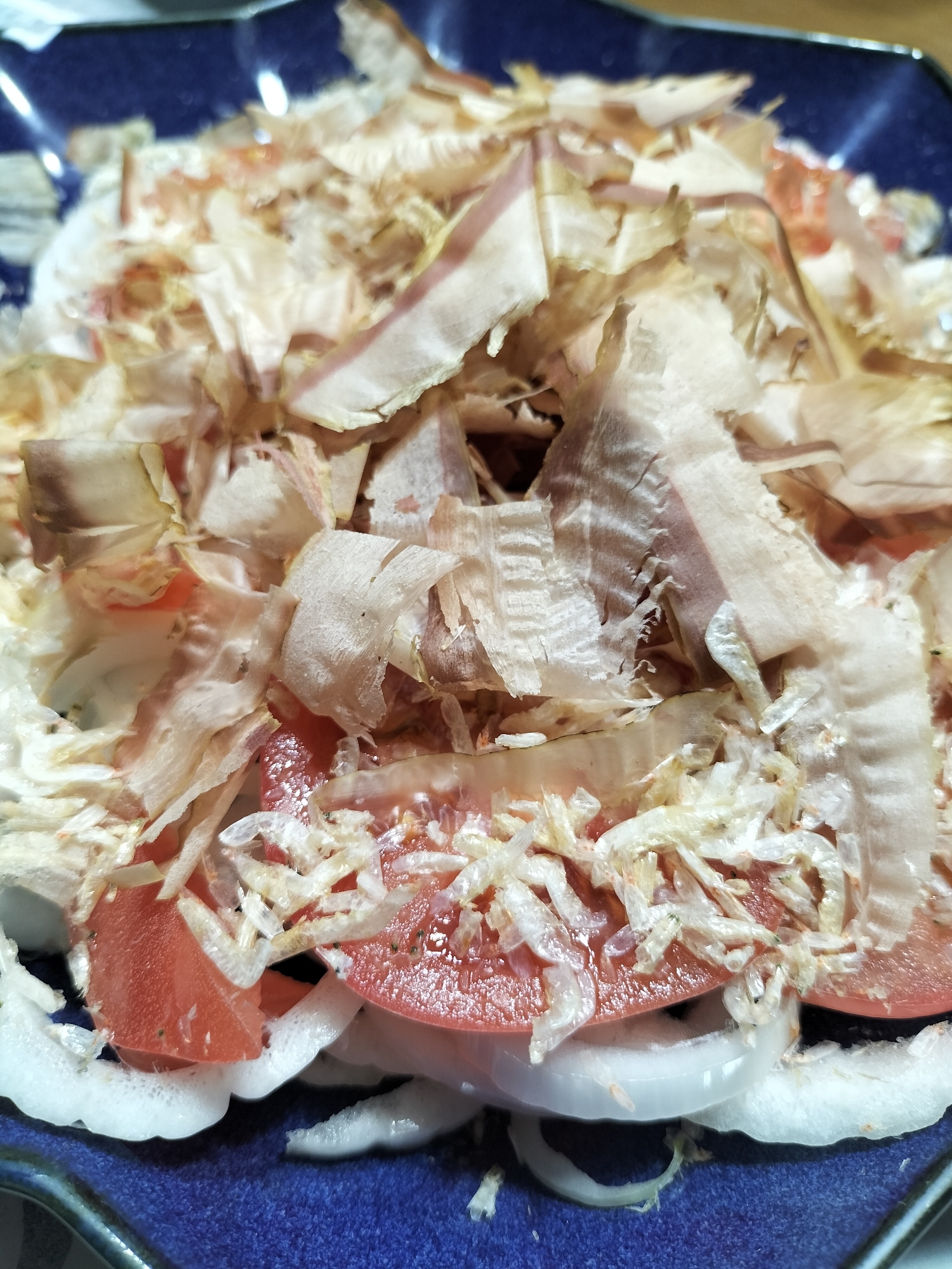 葉タマネギの玉ねぎとトマトと干しエビのおかかサラダ