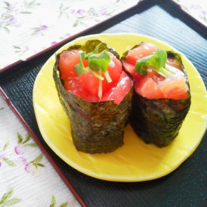 山葵塩麹トマトのヘルシー軍艦♪（見た目は鮪？？）