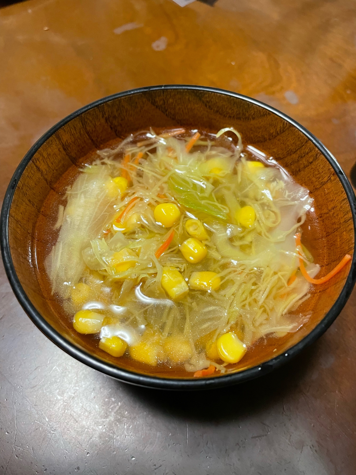 冷蔵庫に眠る千切り野菜で作る！野菜のコンソメスープ