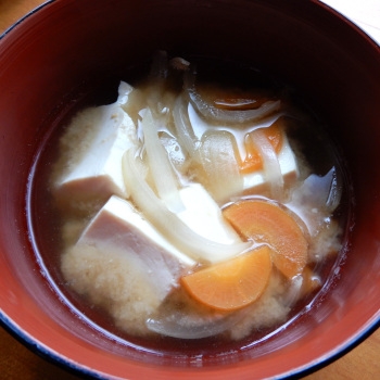 玉ねぎと人参と豆腐のお味噌汁