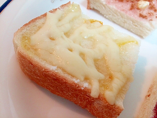 マーマレードととろけるチーズと白砂糖のミニトースト