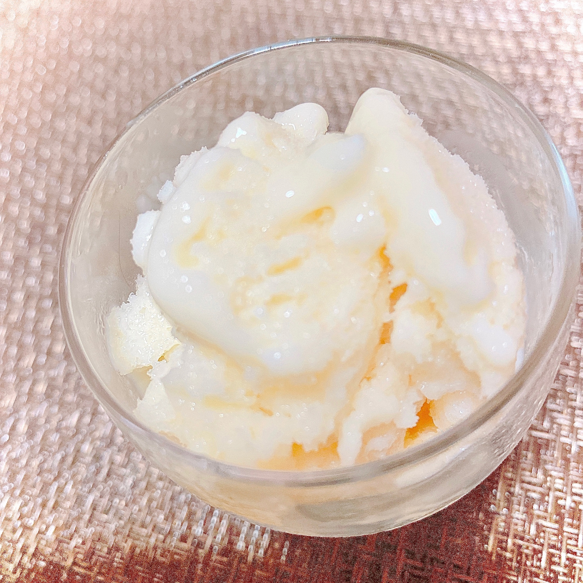 ガラスの器にフローズンヨーグルトが入っている様子