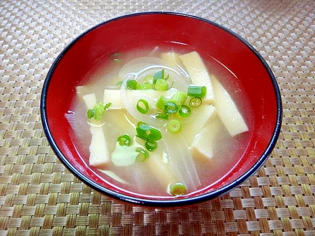 高野豆腐と玉ねぎの味噌汁